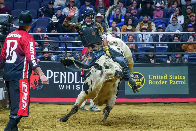 Photos: Riders challenged at PBR Pendleton Whisky Velocity Tour stop in ...