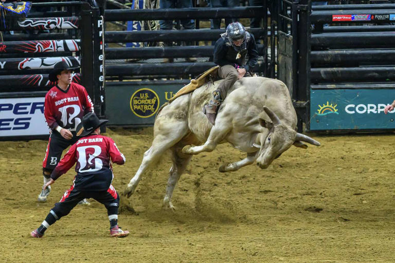 Photos: Riders challenged at PBR Pendleton Whisky Velocity Tour stop in ...