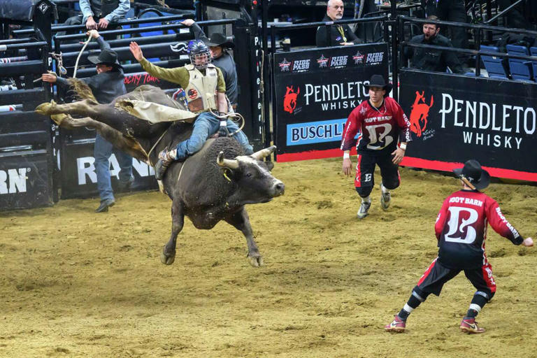 Photos: Riders challenged at PBR Pendleton Whisky Velocity Tour stop in ...