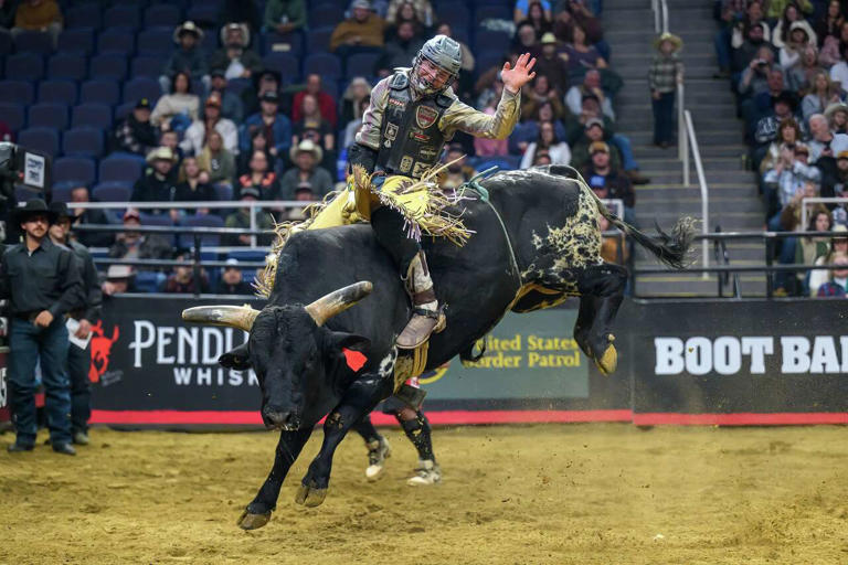 Photos: Riders challenged at PBR Pendleton Whisky Velocity Tour stop in ...