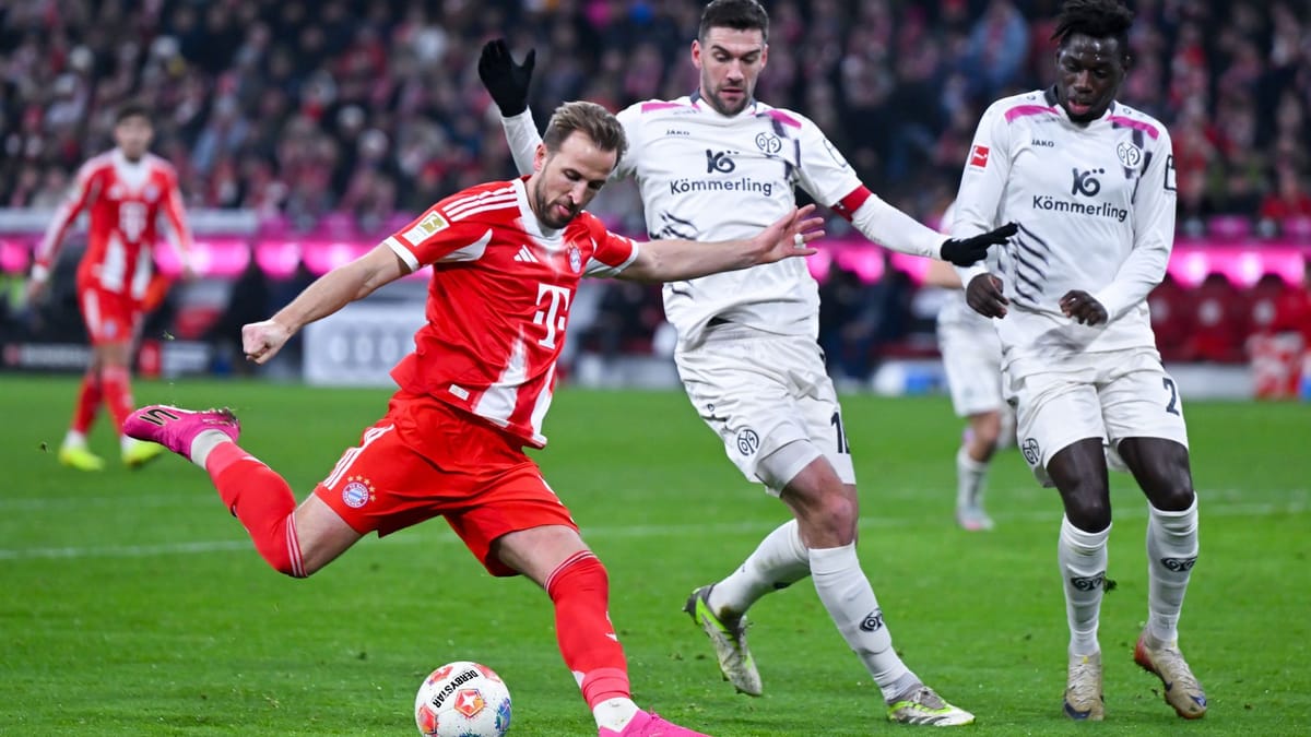 Harry Kane: Batz lenkte seinen Kopfball gerade noch über die Latte (21.). Schoss vor dem 1:0 deutlich vorbei, so entstand dann aber der Treffer. Scheiterte per Drehschuss am Mainzer Torhüter (34.). Sein Gegenspieler stand ihm bei seinem artistischen Seitfallzieher im Weg (36.). Kaum ins Spiel eingebunden. Holte aber noch den Elfer raus und verwandelte sicher zum 2:2. Note 4 (Quelle: Sven Hoppe)