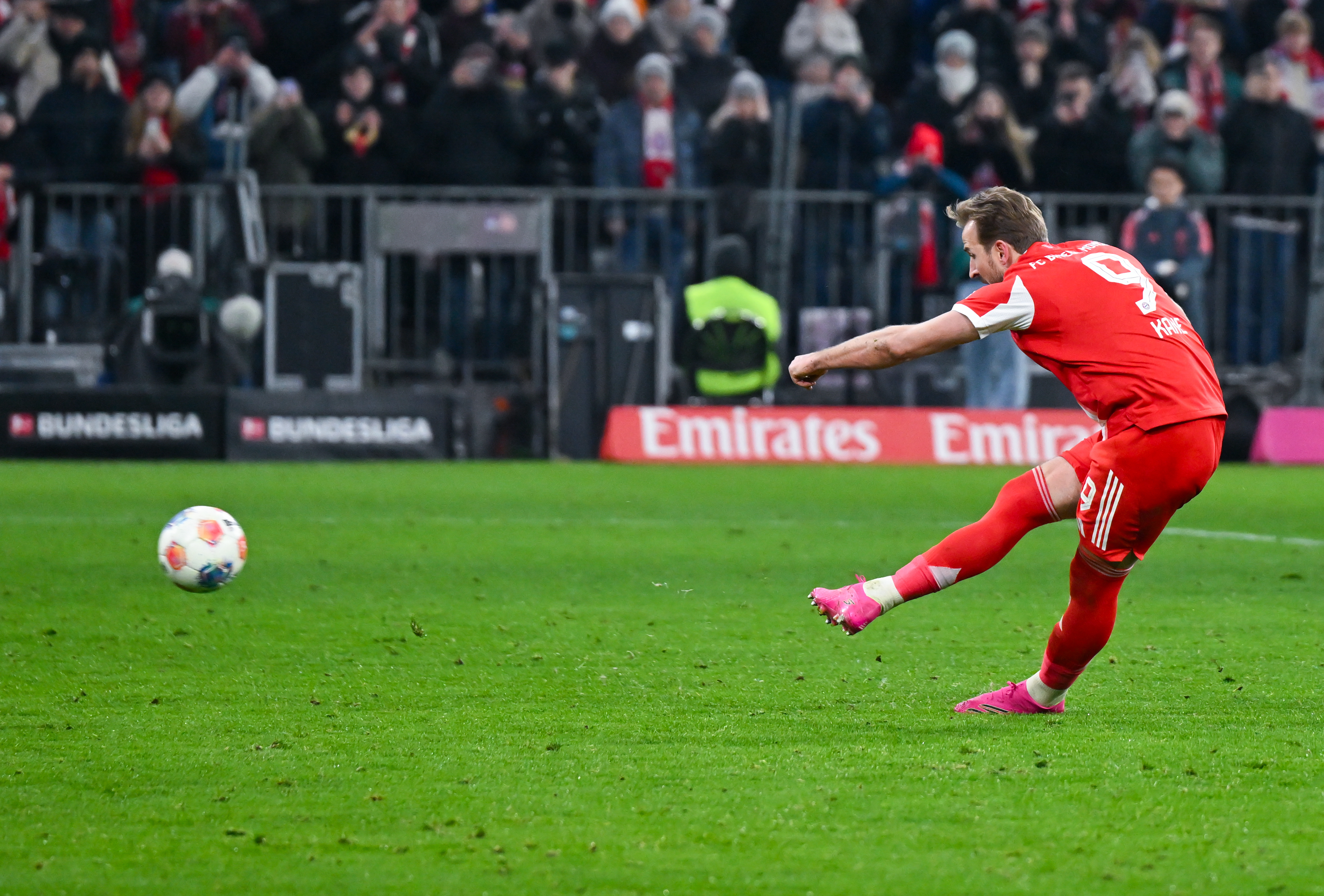 Kane rescues Bayern from slipping to first Bundesliga defeat of the season against last-placed Mainz