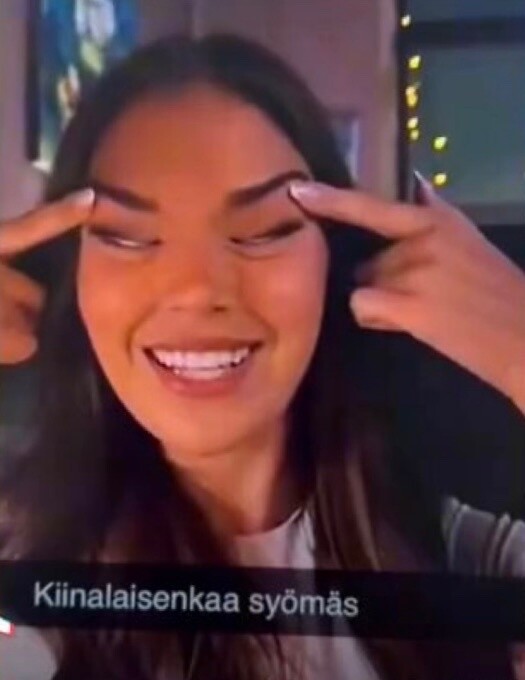 2025 ミスフィンランドに選定された紗羅ザプチェが先月インスタグラムにあげた掲示物. “中国人と食事中”という字幕とともに目を裂くジェスチャーを取って人種差別論難がはみでた. エックス(X・昔のツイーター) ガルムリ