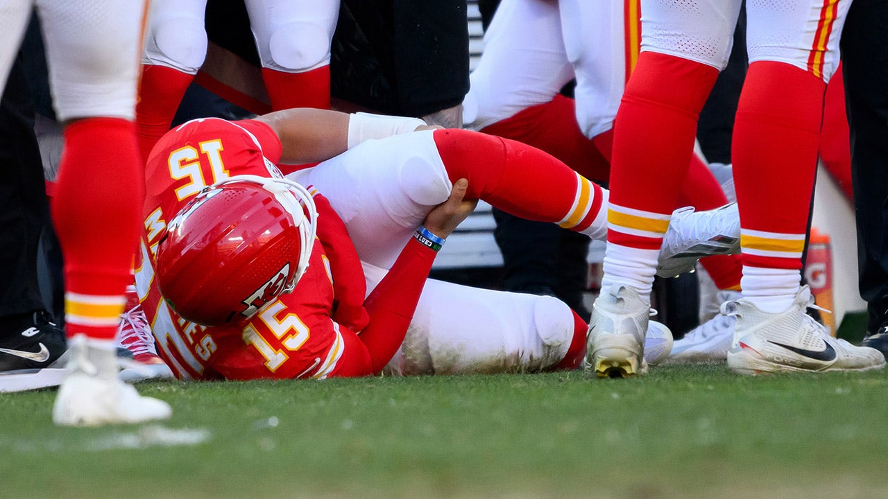 Patrick Mahomes suffers torn ACL, Chiefs star
