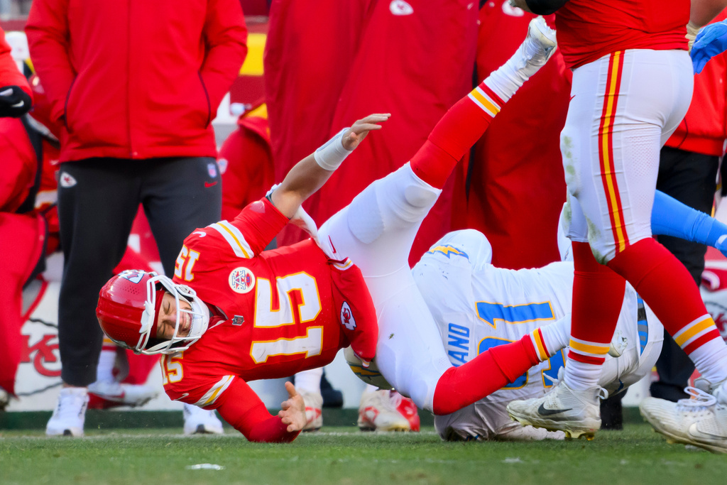 Mahomes tears ACL as Chargers eliminate Chiefs from playoff contention with 16-13 victory<br><br>