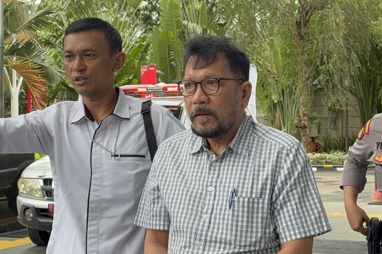 Mantan Kepala Badan Penelitian dan Pengembangan dan Pendidikan dan Pelatihan Hukum dan Peradilan (Balitbang Diklat Kumdil) Mahkamah Agung (MA) Zarof Ricar tiba di Gedung Merah Putih Komisi Pemberantasan Korupsi (KPK), Jakarta, Senin (15/12/2025).