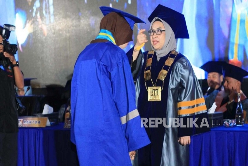 Wisuda Pertama FEB UNM, Bukti Cetak Talent Digital yang Hebat