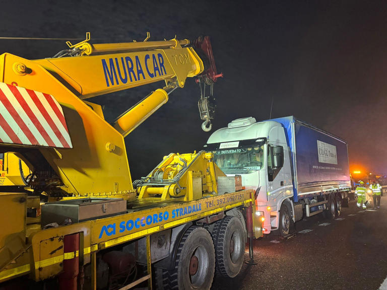 Incidente sull’A1 a Somaglia, schianto tra due auto e un camion: cinque ...