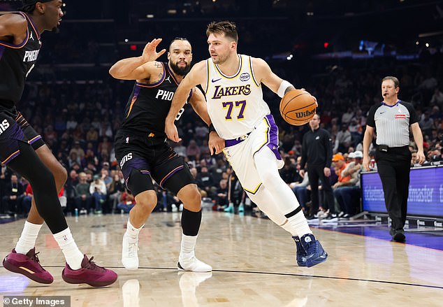 Lakers legend LeBron James grabs referee and implodes at NBA rival in ...