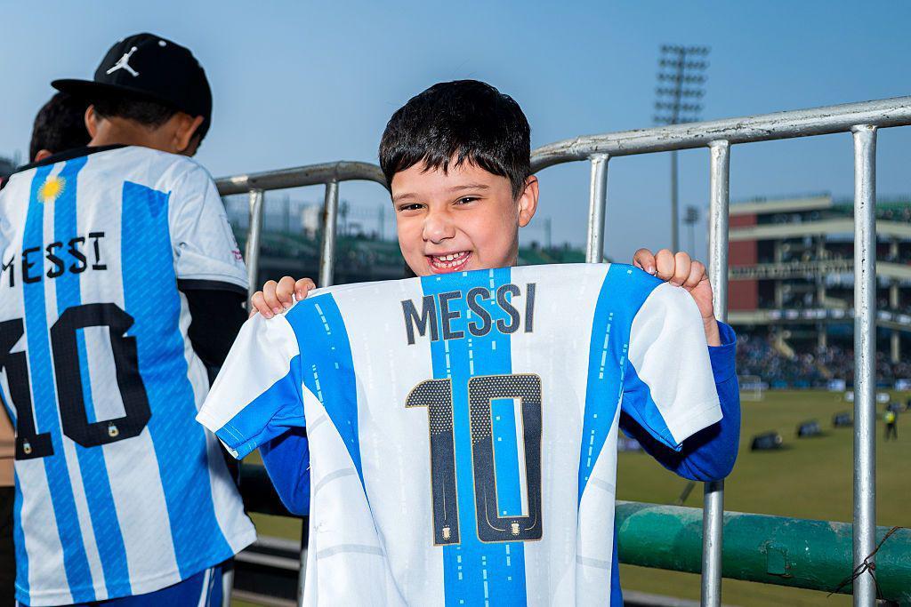 Un aficionado sostiene una camiseta de Messi en el evento en Delhi.