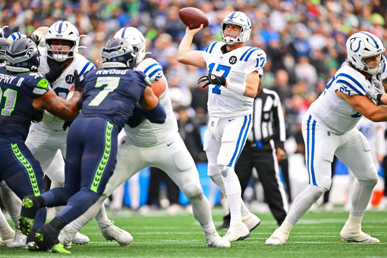 Grandpa quarterback buzzes back to NFL, shocking youngsters