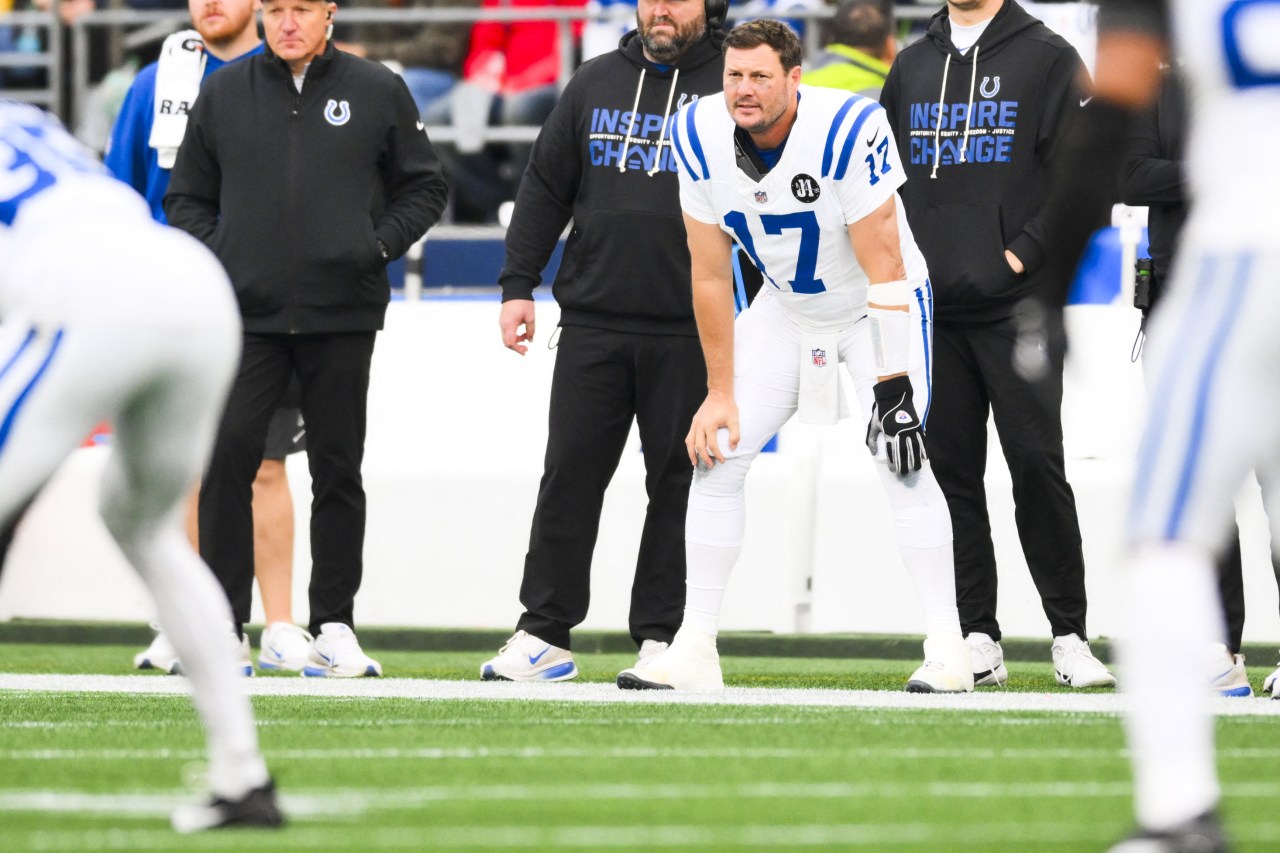 Grandpa quarterback buzzes back to NFL, shocking youngsters