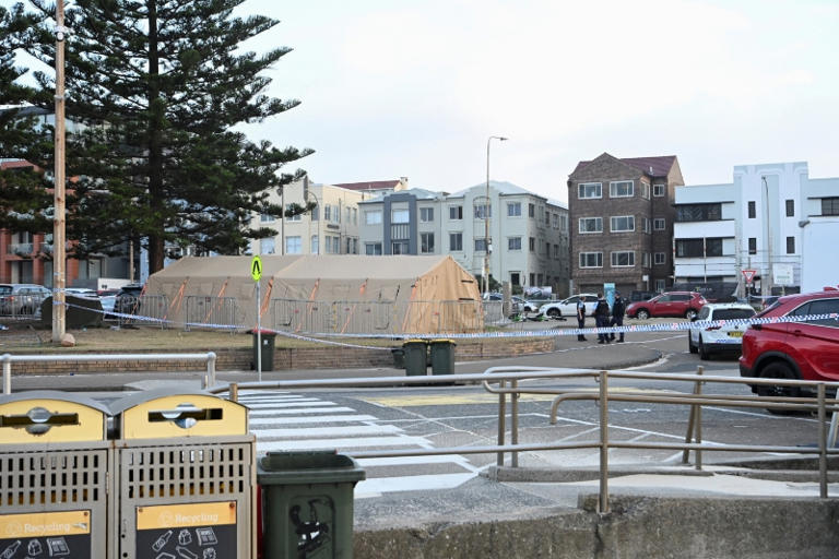 Agentes de policía montan guardia tras el ataque durante una celebración de una festividad judía en la playa Bondi de Sídney, Australia, el 15 de diciembre de 2025. REUTERS/Flavio Brancaleone