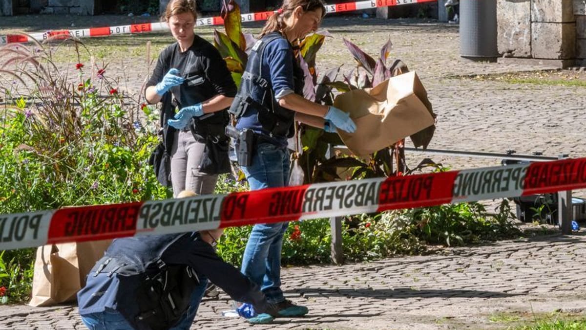 Polizisten sichern im September 2024 nach dem gewaltsamen Tod eines Mannes Spuren am Tatort im Alten Botanischen Garten in München. (Quelle: Peter Kneffel/dpa)