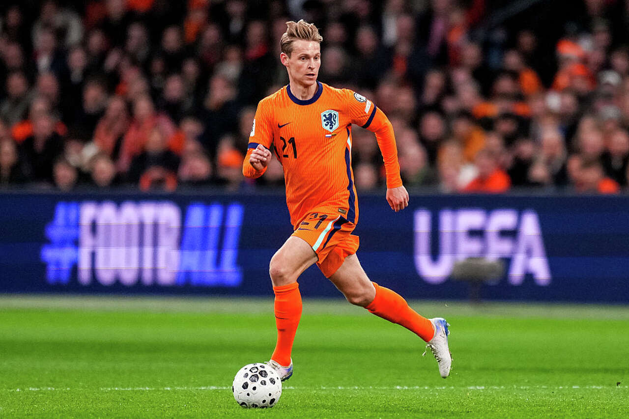 Frenkie de Jong of Netherlands dribbles with the ball during the FIFA World Cup 2026 qualifier match between Netherlands and Lithuania at Johan Cruijff Arena on November 17, 2025 in Amsterdam, Netherlands. (Rene Nijhuis/MB Media/Getty Images)
