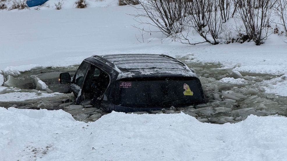 Family escapes from vehicle after crashing into pond in Lyman