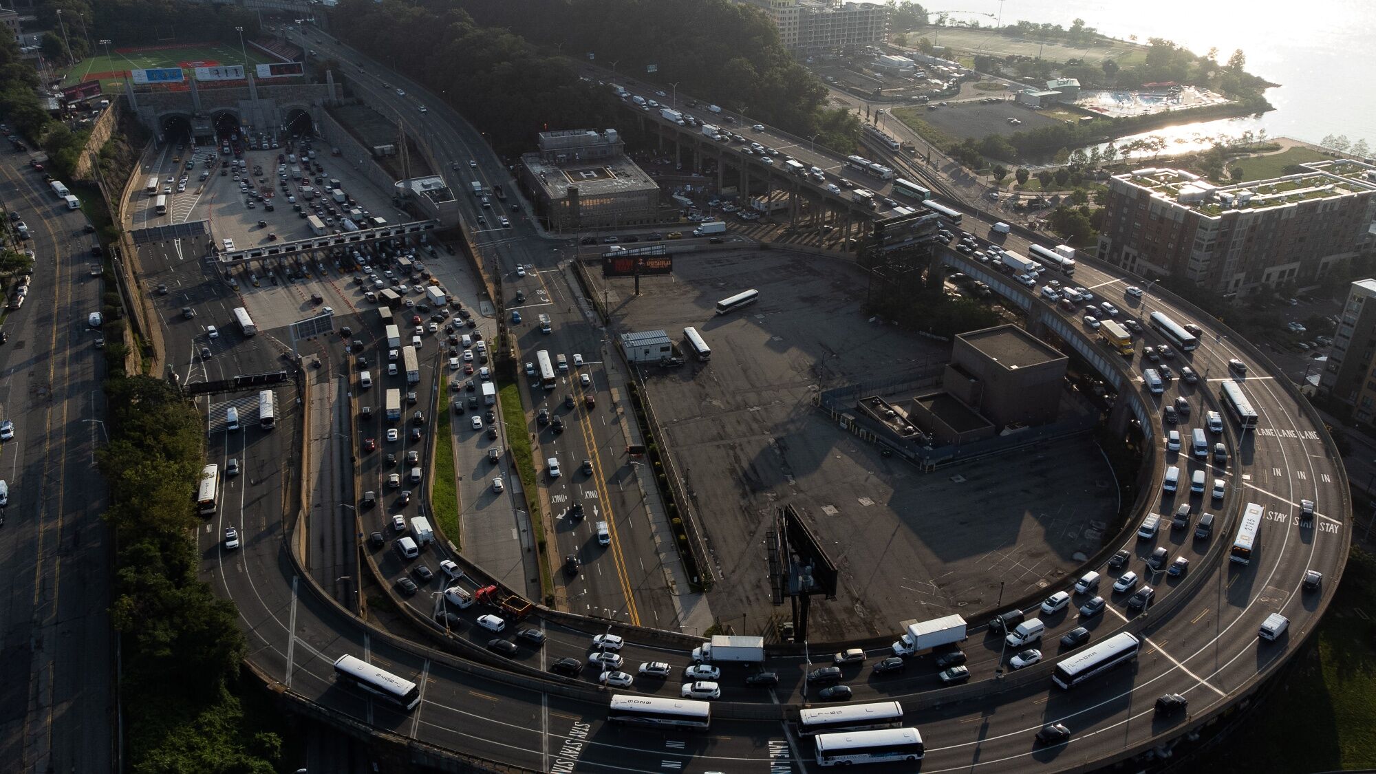 nj-nyc-commutes-delayed-at-lincoln-tunnel-by-overheight-truck