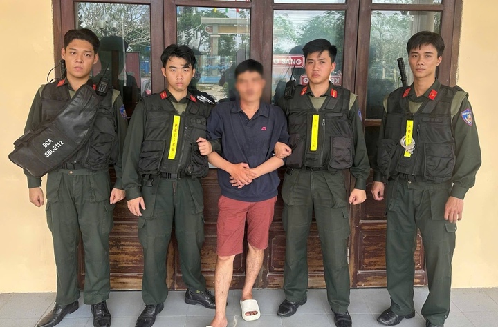 Khống chế kẻ 'ngáo đá' cầm hung khí cố thủ trong nhà, liên tục doạ tự tử