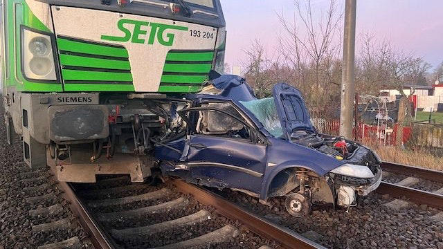 Zug schleift Auto hunderte Meter – Lenkerin (71) tot