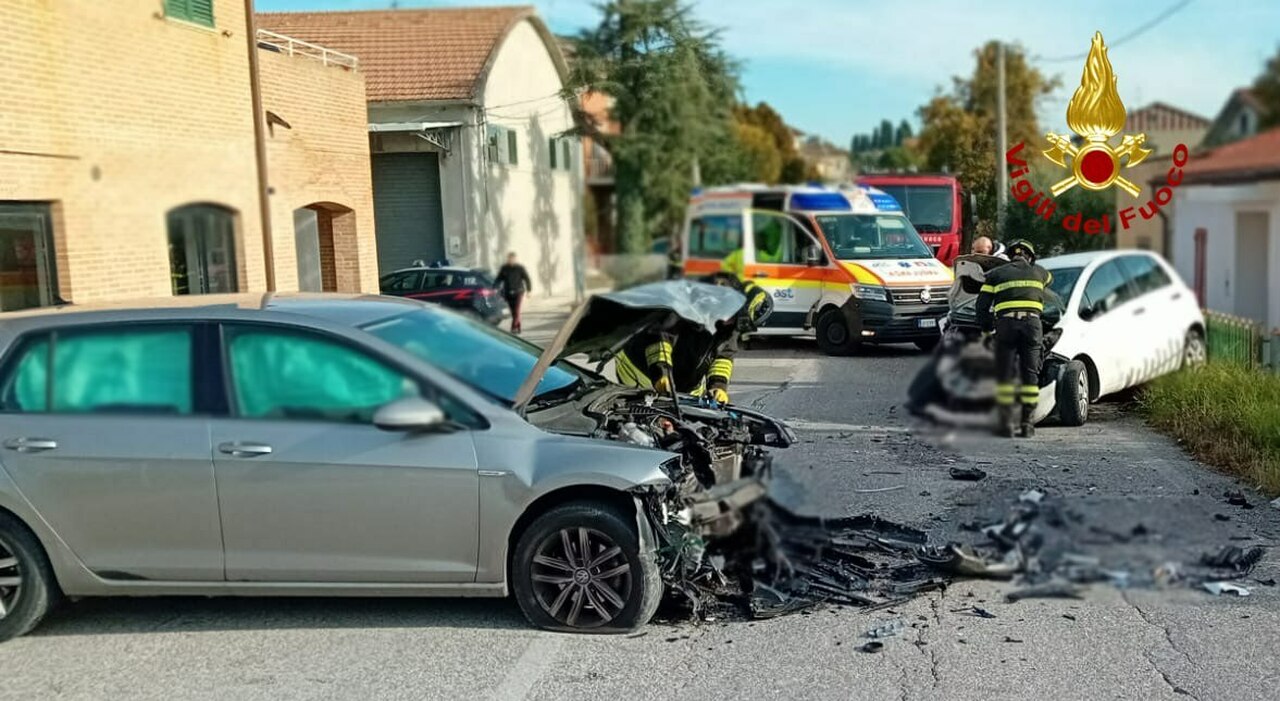 Incidente a Filottrano, scontro frontale tra due auto alimentate a GPL ...