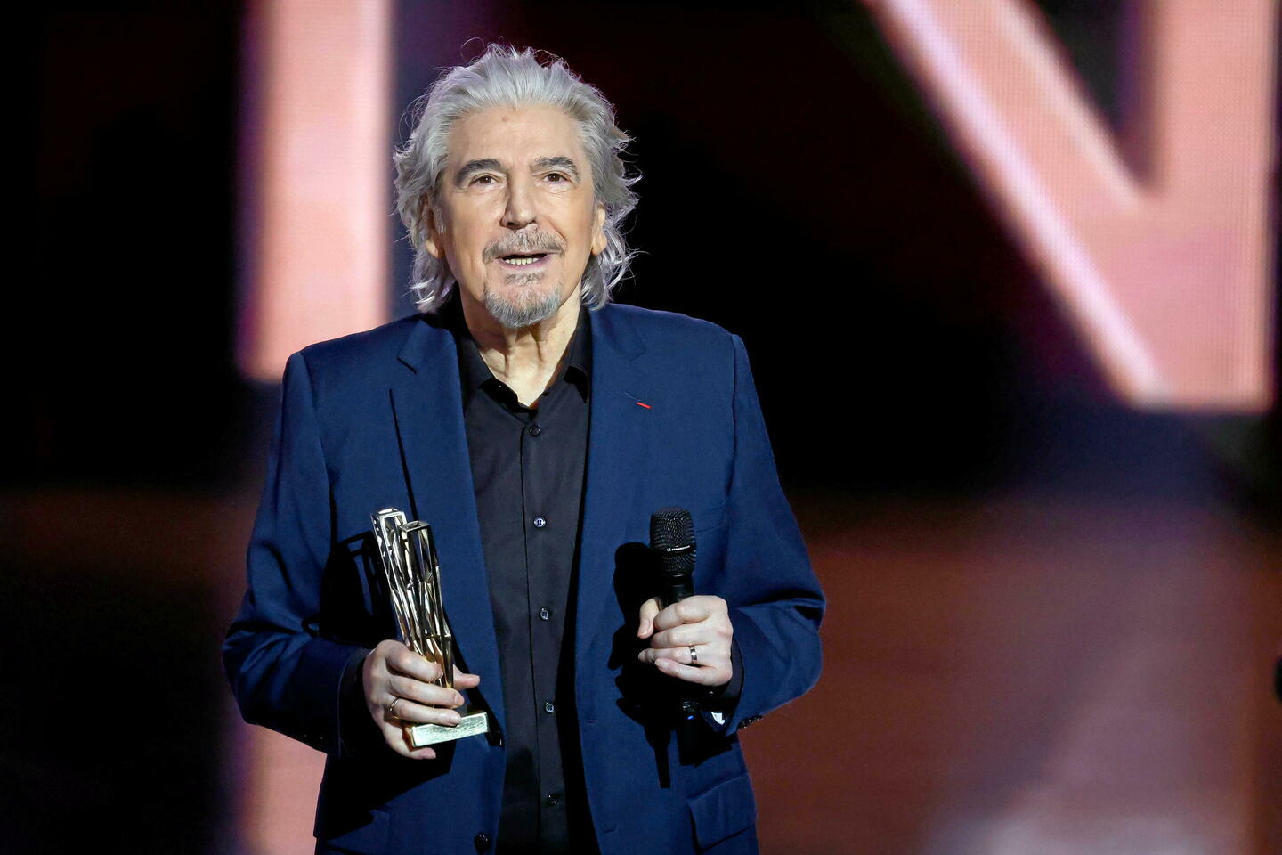 Serge Lama estime être « une lourde charge » pour son épouse