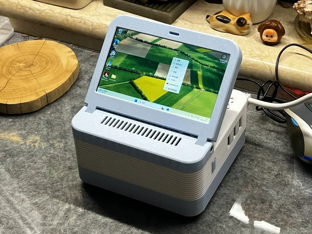 Homem cria case customizado para mini PC com tela integrada usando ...