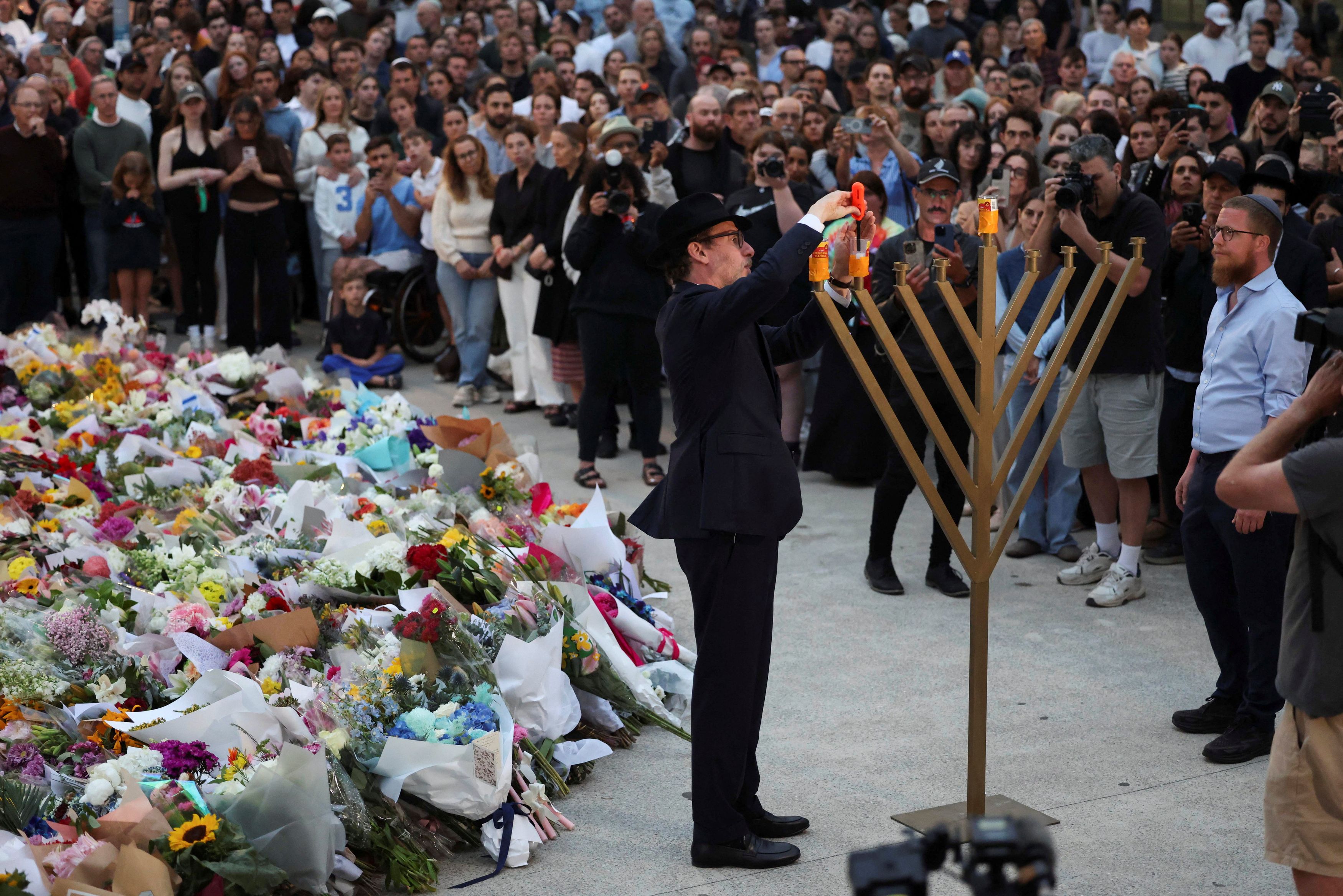 Live updates: 15 killed in Bondi Beach shooting by father and son ...