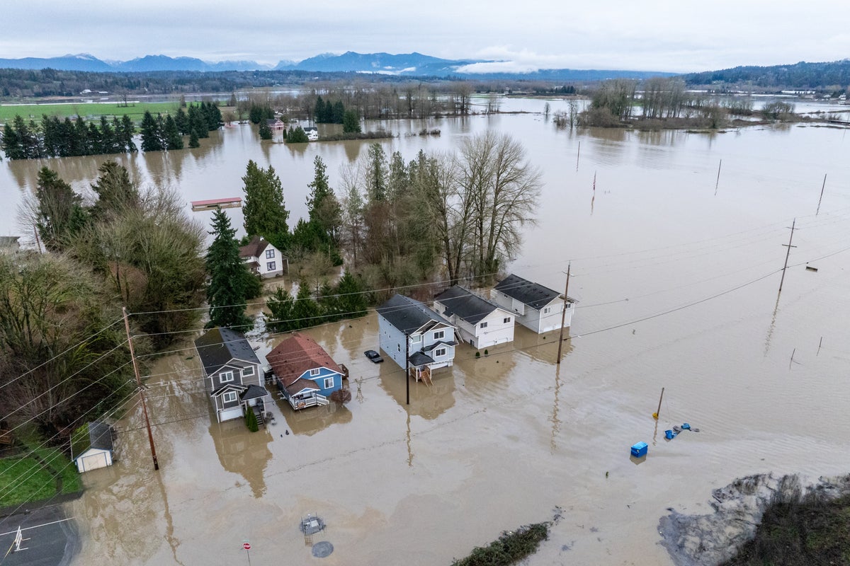 Looters used kayaks to rob homes amid flooding in Washington, cops say<br><br>