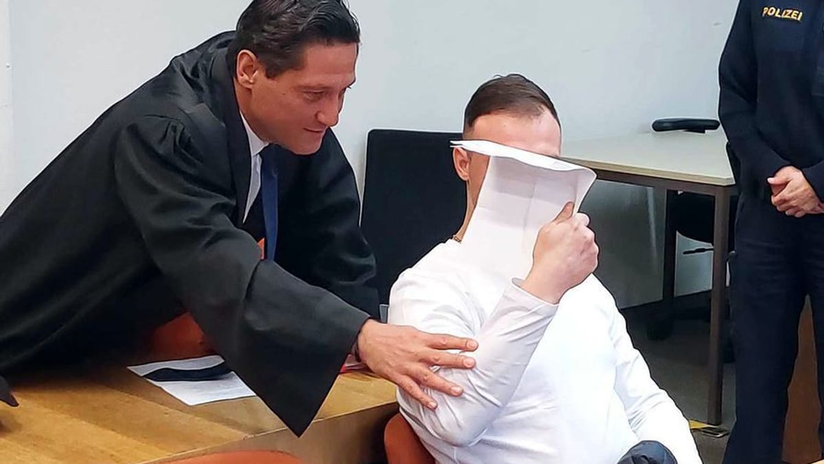 Der Angeklagte vor Gericht: Weil der Richter bei einer Zeugenaussage auf ein Trump-Zitat anspielte, muss der Prozess neu aufgerollt werden. (Quelle: Britta Schultejans/dpa)