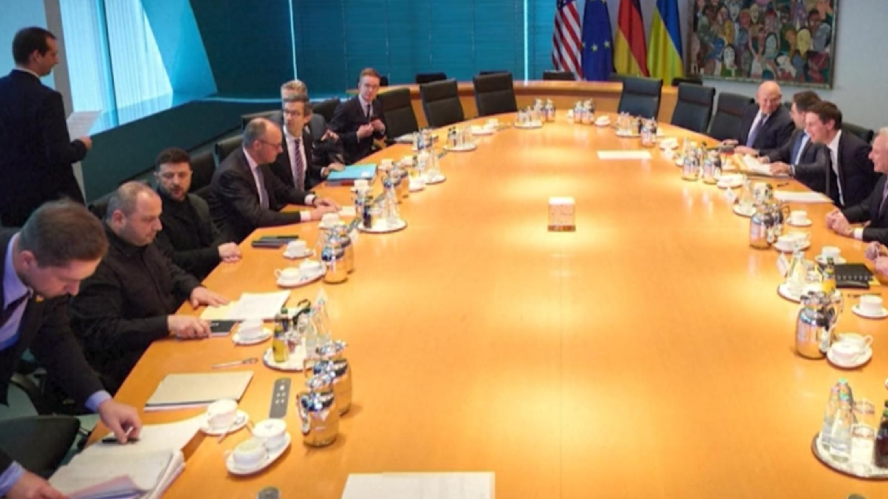 US officials meet with Zelenskyy for new round of peace talks