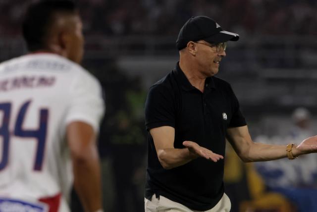 Alfredo Arias 'se enganchó' con hincha del Junior en pleno partido