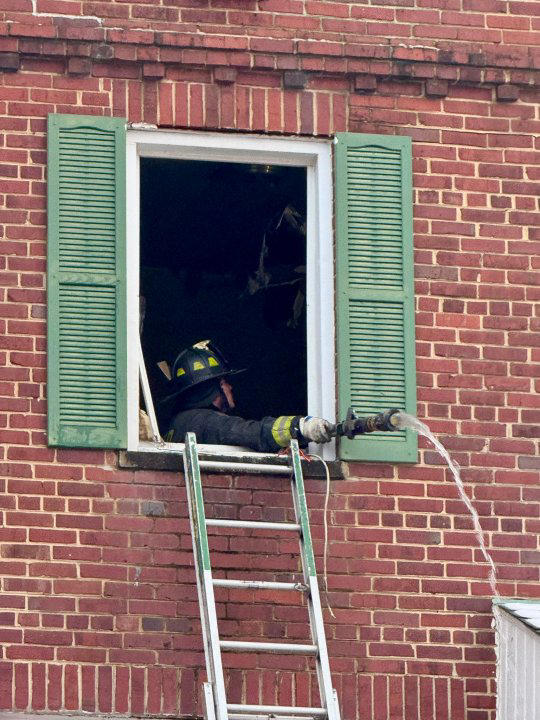 3 displaced after apartment fire breaks out in DC
