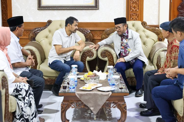 Gubernur Aceh Muzakar Manaf (Mualem) menerima bantuan dari Chairman and CEO Upland Resources Datuk Bolhassan Di