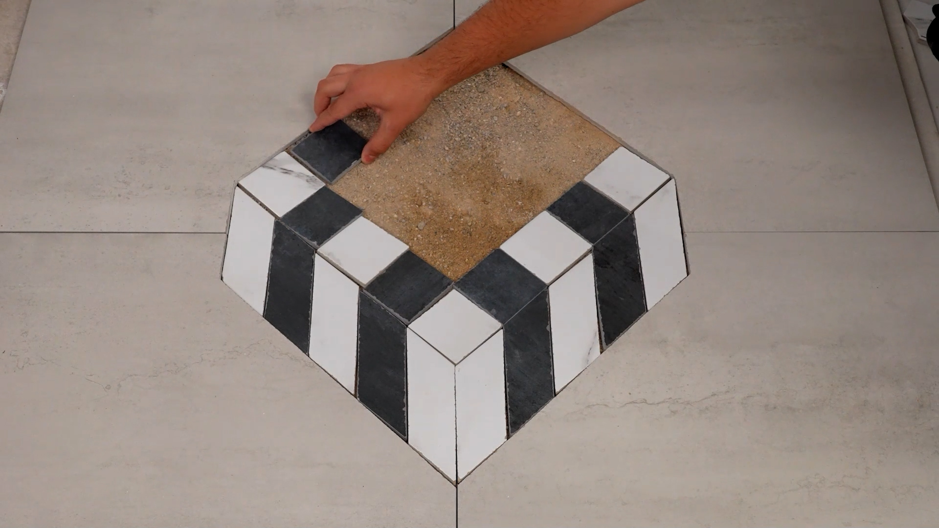 Creating artistic columns with ceramic tiles
