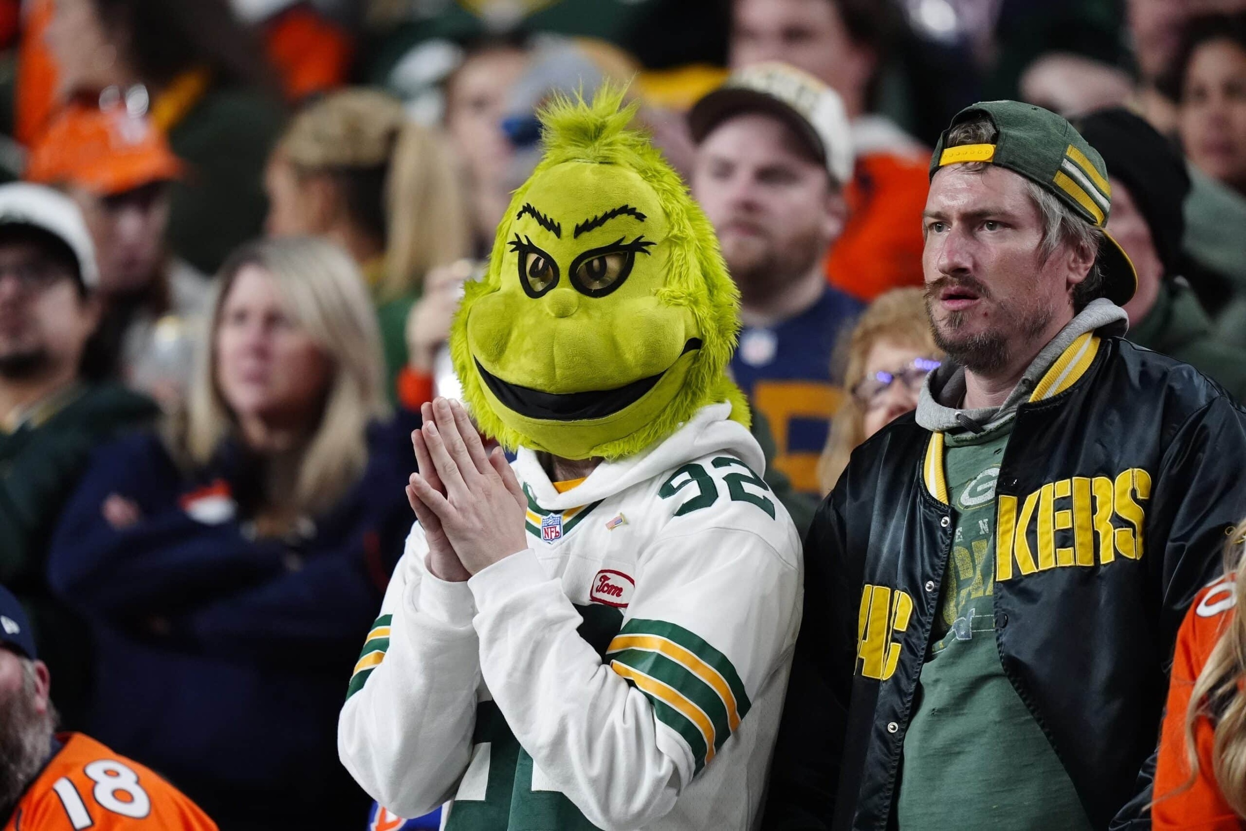Packers catch strays during Bulls-Pelicans game