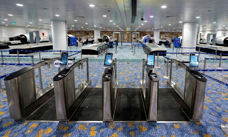 The automated security screening system at Noi Bai International Airport in Hanoi, Vietnam. Photo by VnExpress/Phuong Linh
