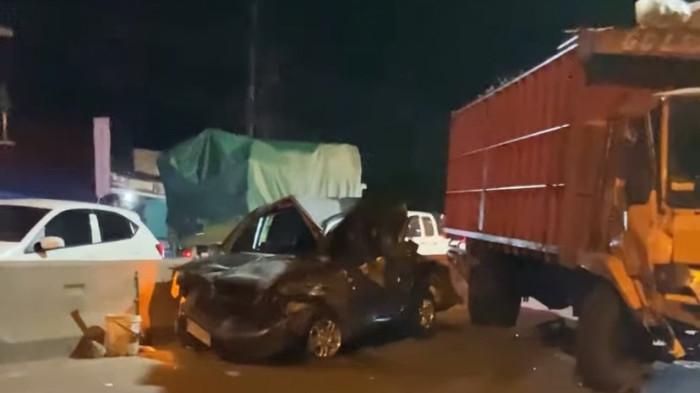 Berita Terkini, Truk Dump Terguling di Seberang DPRD Demak, Jalanan Semarang-Demak Macet