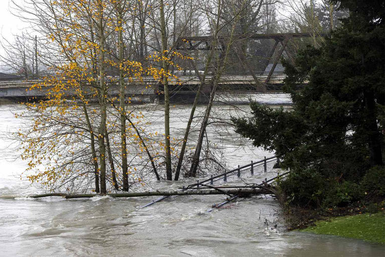 Evacuations ordered in 3 Seattle suburbs after levee fails as officials ...