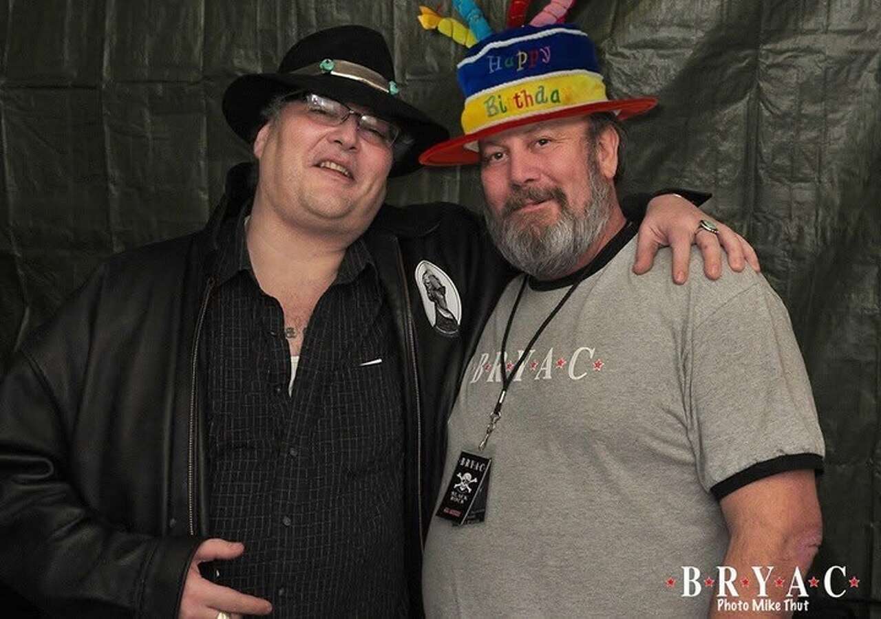 Tributes pour in for late Connecticut music photographer Mike Thut