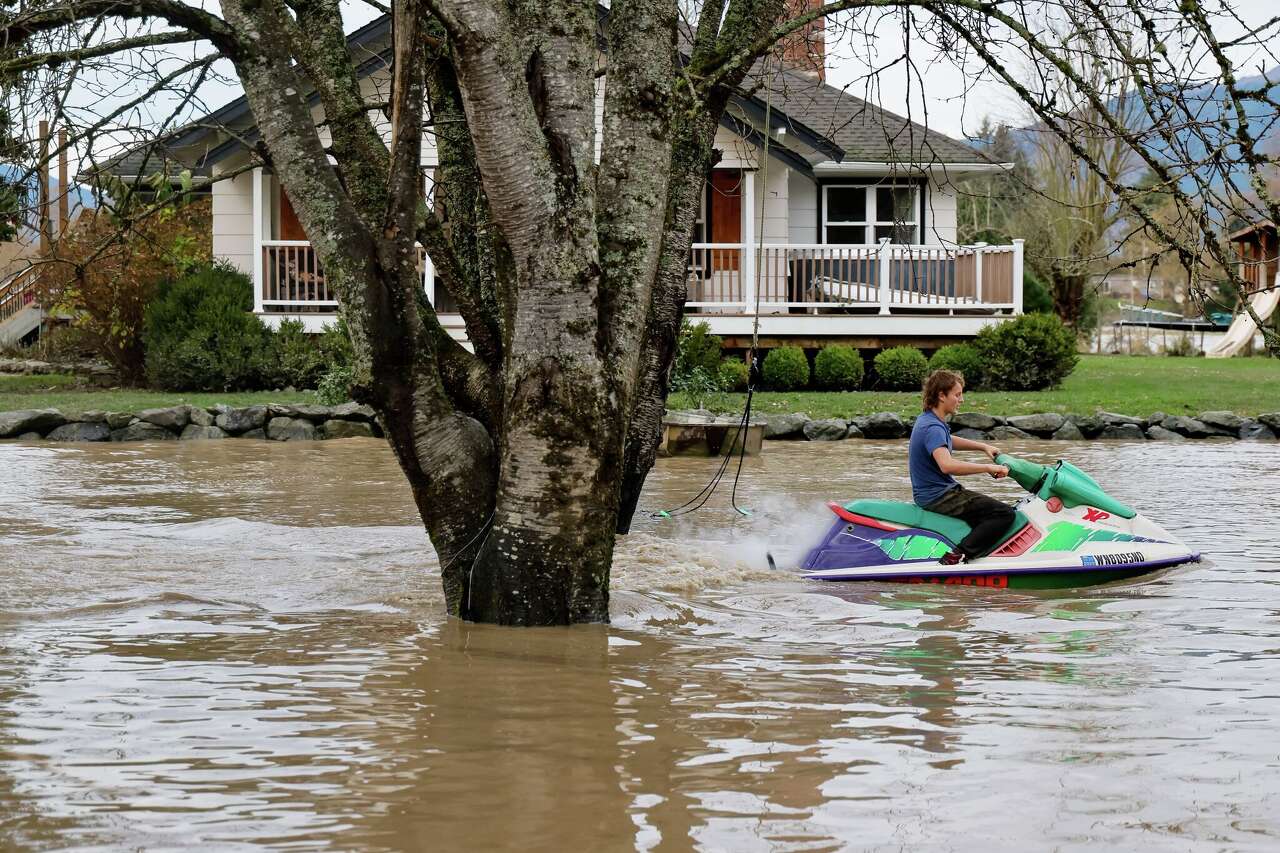 Crews shore up levee after scare near Seattle amid Washington state ...
