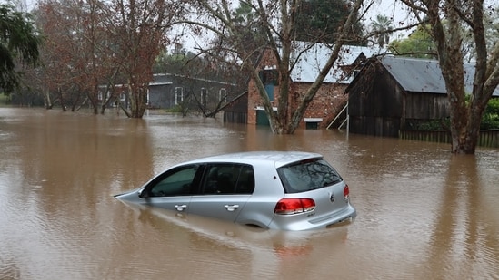 King County flash flood: Levee breaks near Tukwila, water moving ...
