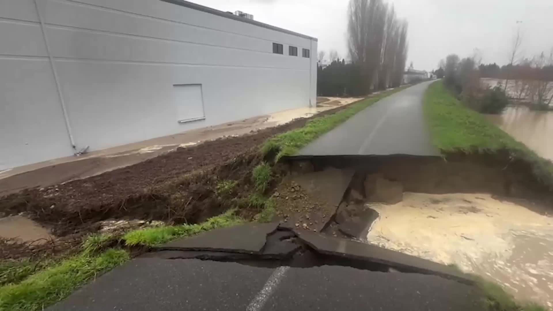 RAW: Tree care company video of levee breach in Tukwila<br><br>