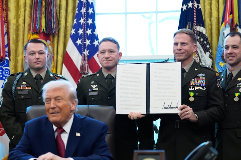 Trump, Hegseth give out Mexican border defense medal