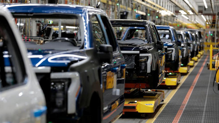 Ford sufre un golpe de 19.500 millones de dólares al retirar sus planes de vehículos eléctricos y detener la producción del F-150 Lightning.