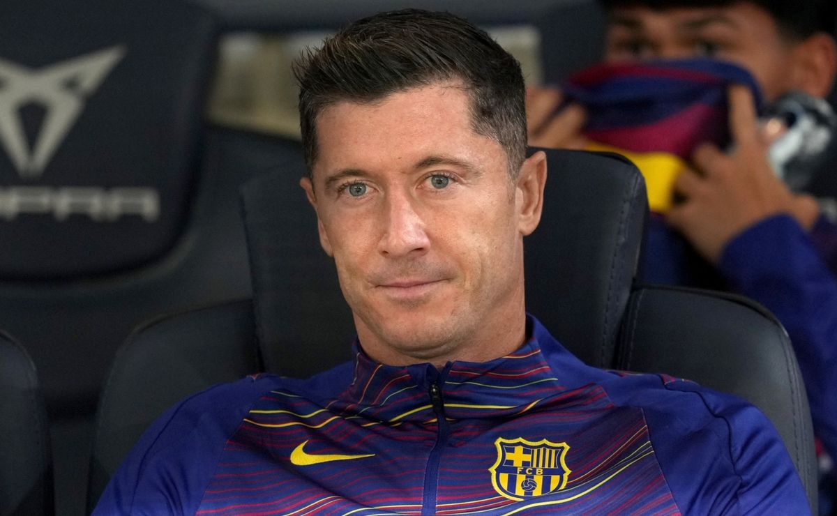 Robert Lewandowski takes a step on his future: The Polish striker’s agent meets with Barcelona to clarify his intentions<br><br>