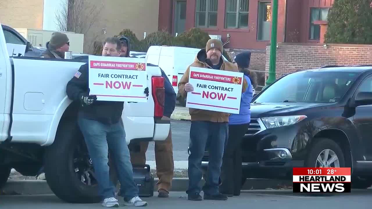 Union firefighters protest outside Cape Girardeau City Hall