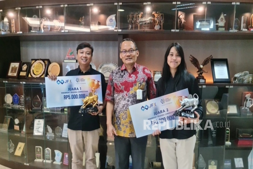 Sapu Bersih Podium! Mahasiswa Cyber University Dominasi Minibrent Trading Competition JFX-KBI