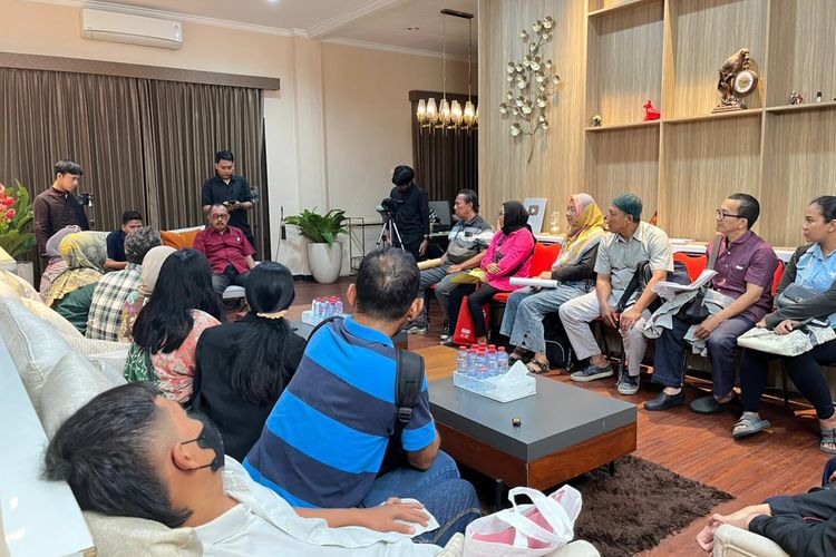 Warga antre pagi-pagi, keluhkan anak, tanah, hingga resepsi ke Armuji