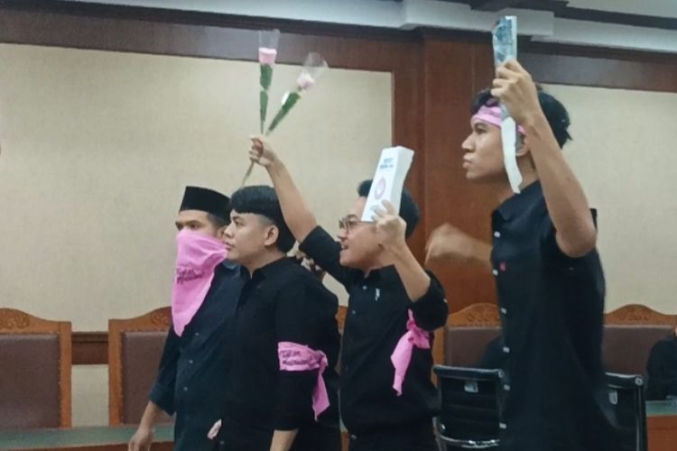 Sidang Perdana Delpedro Marhaen: Makna Mawar Pink dan Ijazah UGM