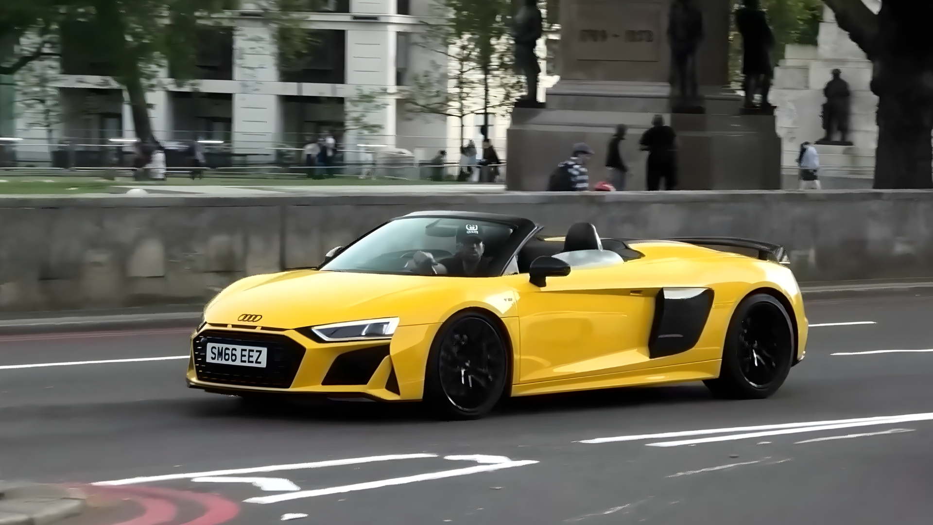 Audi R8 Spyder V10 gespot tijdens een rit door Londen